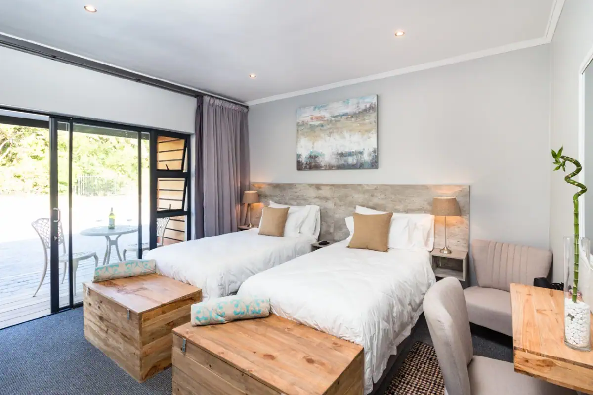 Das Zimmer mit zwei Betten mit Blick auf die Terrasse