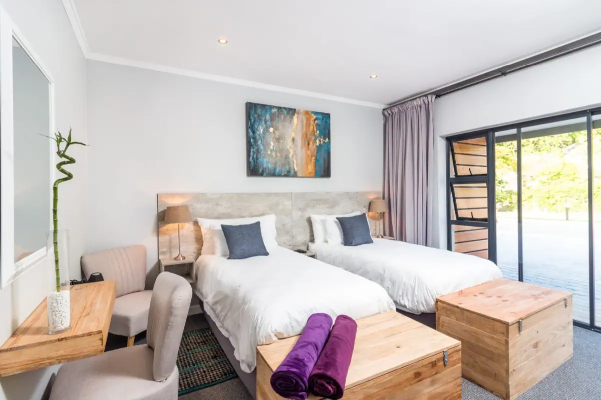 Das Zimmer mit Doppelbett mit Blick auf die Terrasse