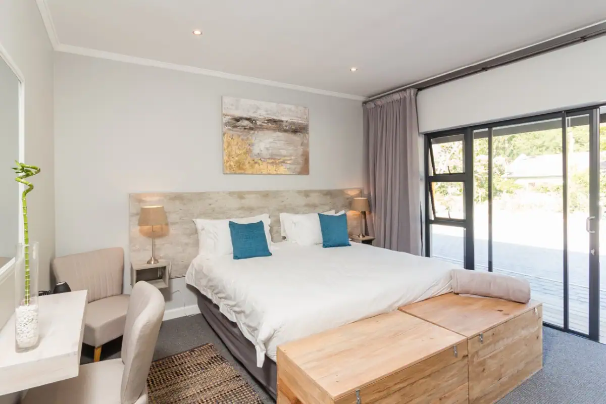 Das Zimmer mit Doppelbett mit Blick auf die Terrasse