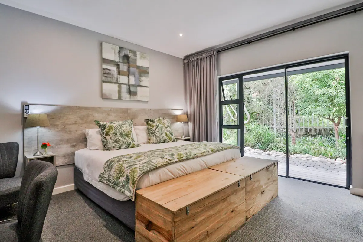 Das Zimmer mit zwei Betten mit Blick auf die Terrasse