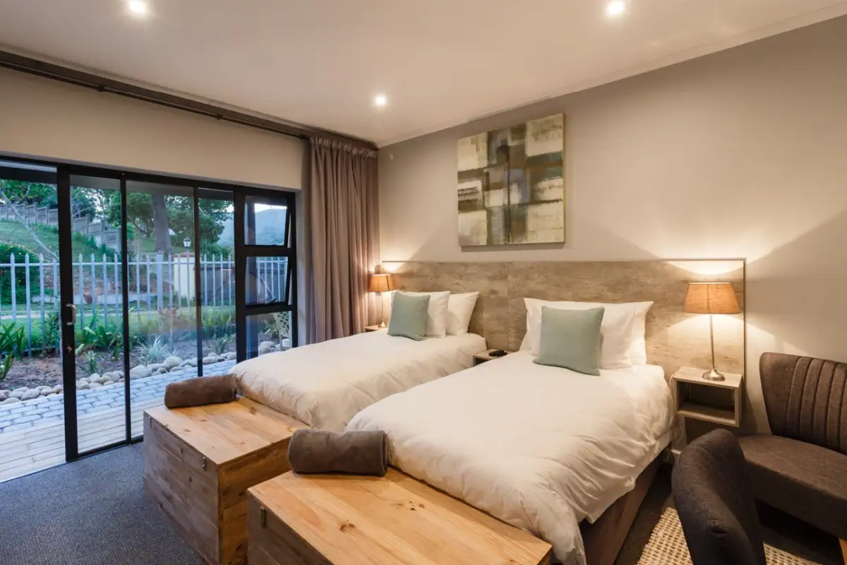Das Zimmer mit zwei Betten mit Blick auf die Terrasse
