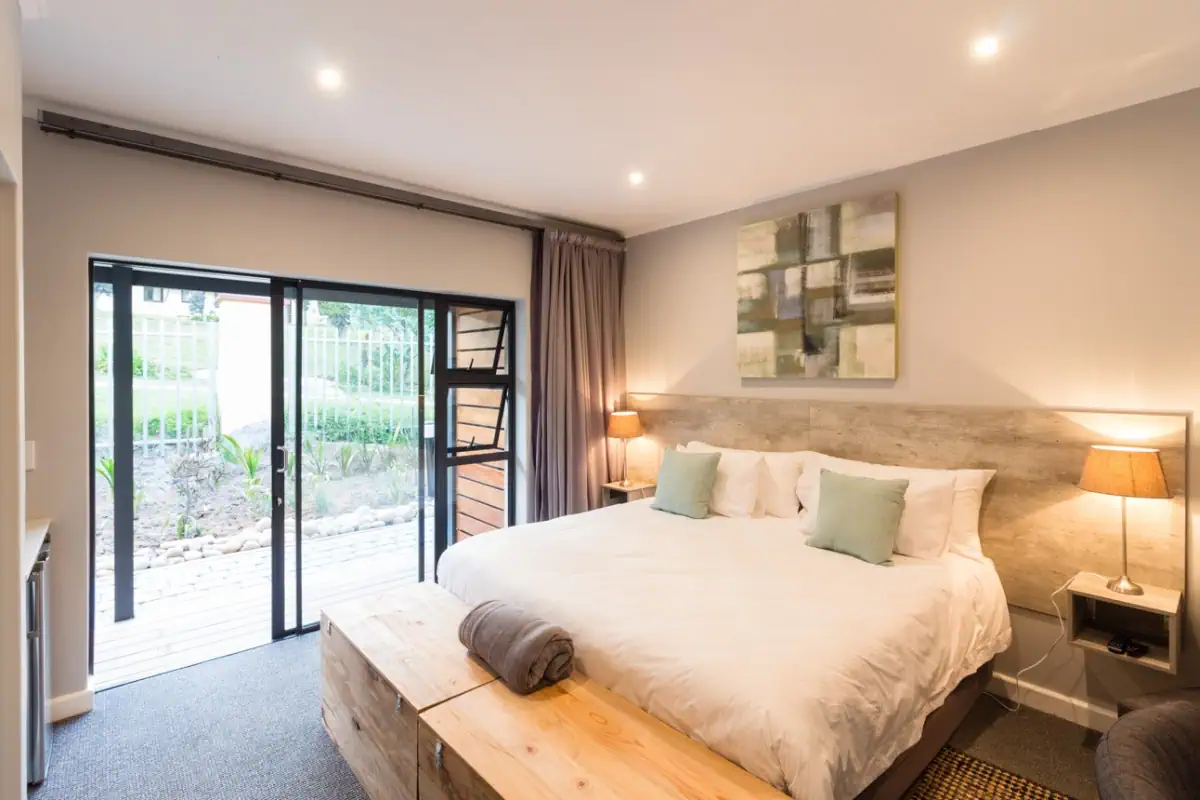 Das Zimmer mit zwei Betten mit Blick auf die Terrasse